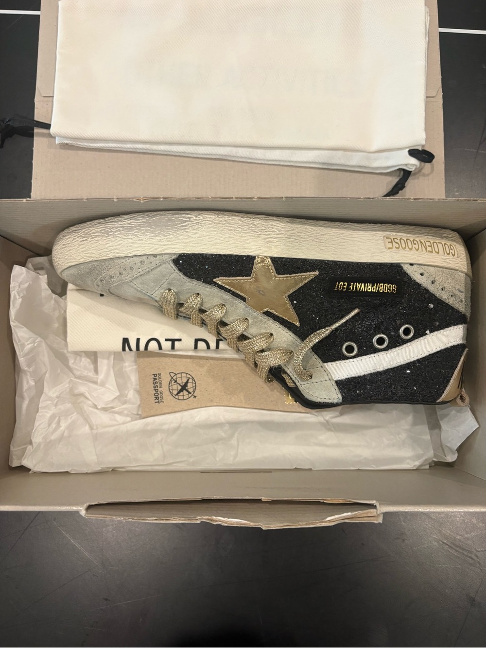 Women’s Black & Gold Star Low-Top Sneaker